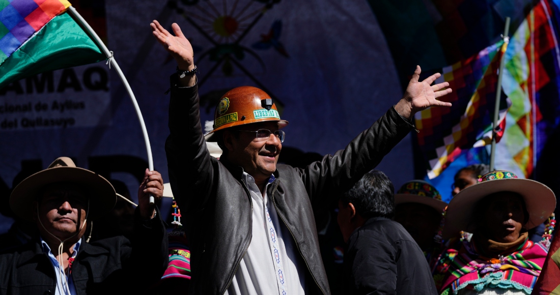 El Presidente boliviano Luis Arce saluda a sus partidarios frente al palacio de gobierno en La Paz, Bolivia, el viernes 12 de julio de 2024.