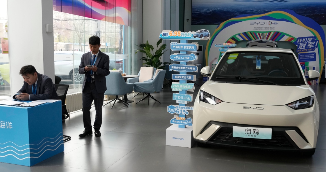 Un módulo de ventas cerca del vehículo eléctrico Seagull de la automotriz china BYD en una sala de exhibición en Beijing, el 10 de abril de 2024.