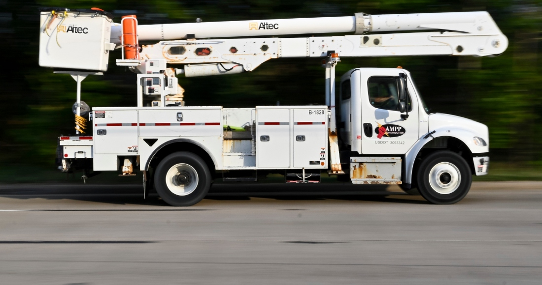 Un camión de la compañía eléctrica se dirige a prestar servicio en Houston, el miércoles 10 de julio de 2024. 