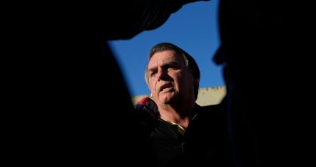 El expresidente de Brasil Jair Bolsonaro habla con la prensa el jueves 29 de junio, a su llegada al aeropuerto de Brasilia.