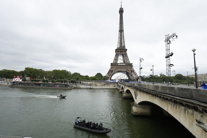 Botes con personal de las fuerzas especiales patrullan el río Sena frente a la Torre Eiffel antes de la ceremonia de apertura de los Juegos Olímpicos 2024 el viernes 26 de julio del 2024.