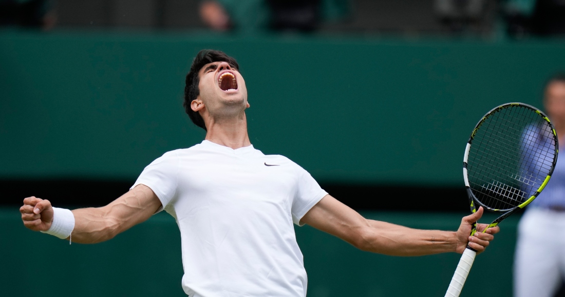 El español Carlos Alcaraz celebra al vencer al ruso Daniil Medvedev en la semifinal de Wimbledon el viernes 12 de julio del 2024.