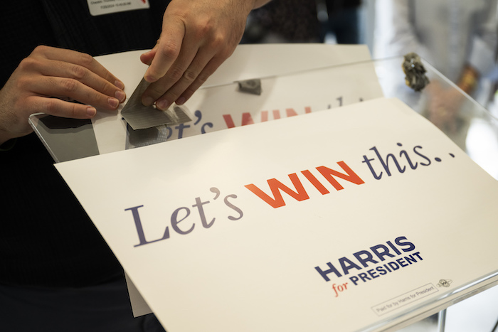 Carteles de la campaña de la Vicepresidenta Kamala Harris pegados en un podio durante un evento de campaña el jueves 25 de julio de 2024 en Filadelfia.