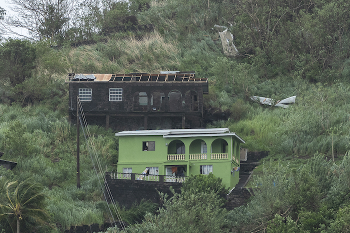 Casas dañadas por el paso del huracán "Beryl", en Kingstown, en San Vicente y las Granadinas, el 1 de julio de 2024.