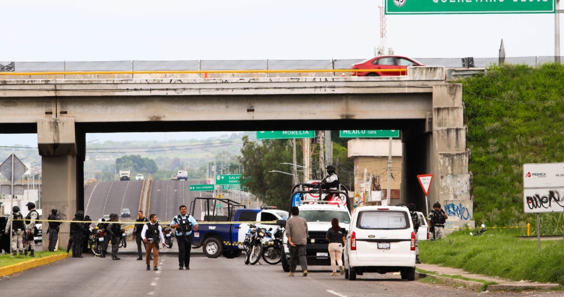 Tres Policías viales, destacados en un retén de revisión en la carretera Celaya-Salvatierra, a la altura del Libramiento Sur, fueron asesinados. 