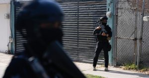 Agentes de policía municipales patrullan por un barrio de Celaya, en el estado de Guanajuato, México, el 28 de febrero de 2024. Dos policías murieron tiroteados en Celaya, en medio de una oleada de ataques selectivos que, según dijeron las autoridades el jueves 11 de julio de 2024, fueron probablemente perpetrados por un cártel de la droga.