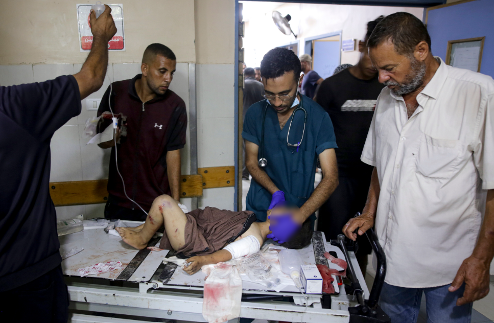 Un niño palestino herido en un bombardeo israelí sobre la Franja de Gaza es atendido en un hospital en Jan Yunis, el martes 9 de julio de 2024.