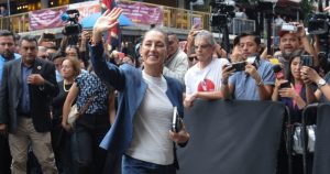 Claudia Sheinbaum, virtual Presidenta electa, llega al Museo de la Ciudad de México para reunirse con los padres de los 43 normalistas desaparecidos de Ayotzinapa.