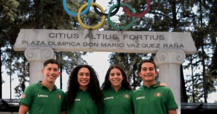 De izquierda a derecha, los clavadistas mexicanos Kevin Berlín, Gabriela Agúndez, Alejandra Orozco y Randal Willars posan para una foto en el Comité Olímpico Mexicano de la capital de su país, el viernes 7 de junio de 2024.