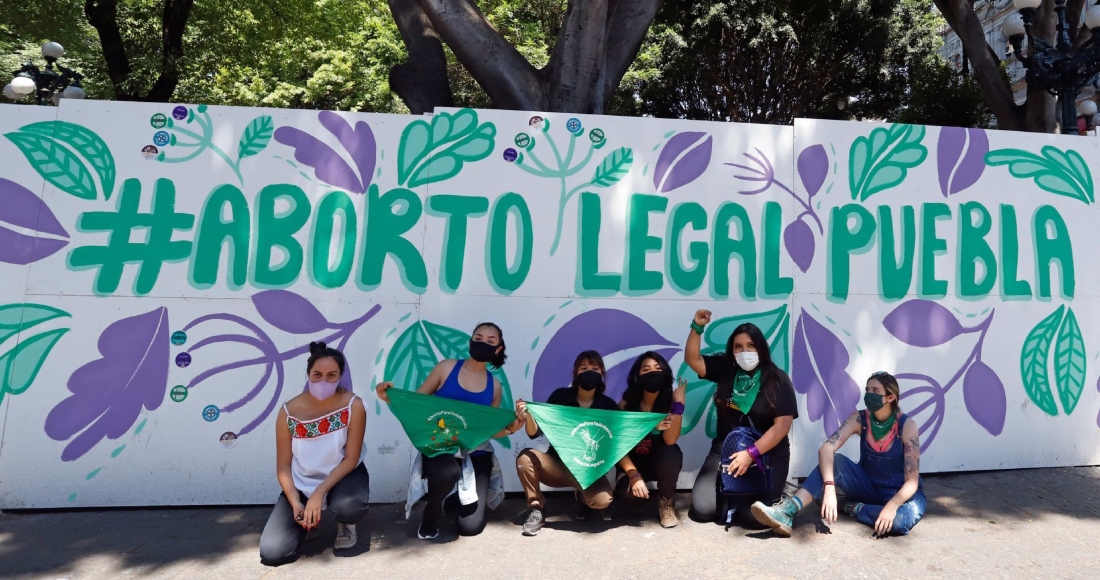 Mujeres pintaron un mural por la despenalización del aborto en Puebla, en las maderas que colocaron para tapiar el Zócalo, el 8 de abril 2021.