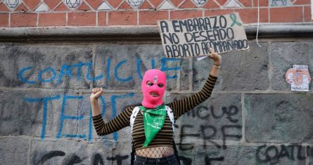 Cientos de feministas participan en el día de la acción global en favor de la despenalización del aborto con una marcha por el centro histórico de la capital, el 28 de septiembre de 2021.