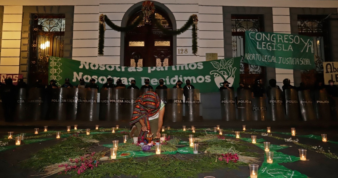 Colectivas feministas realizaron un altar en las puertas del Congreso de Estado de Puebla para exigir la despenalización del aborto. 