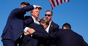 Donald Trump, el virtual candidato presidencial republicano, es custodiado por agentes del Servicio Secreto de Estados Unidos durante un aparente intento de asesinato en un acto de campaña, el sábado 13 de julio de 2024, en Butler, Pensilvania.