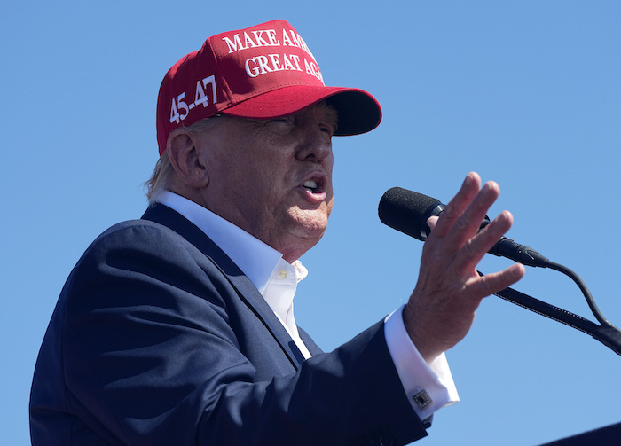 El expresidente de EU Donald Trump habla en un mitin de campaña en Chesapeake, Virginia, el viernes 28 de junio de 2024.