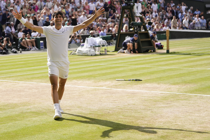 El español Carlos Alcaraz celebra al vencer al serbio Novak Djokovic en la final masculina de Wimbledon el domingo 14 de julio del 2024.