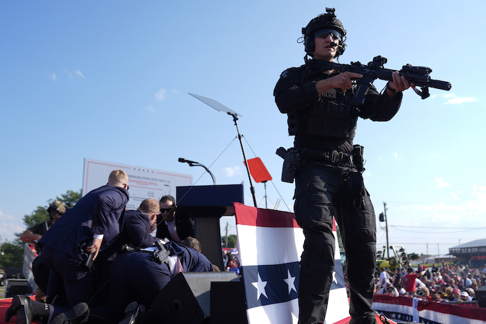 El expresidente y virtual candidato republicano a la Presidencia, Donald Trump, es custodiado por agentes del Servicio Secreto de Estados Unidos en un acto de campaña, el sábado 13 de julio de 2024, en Butler, Pensilvania.