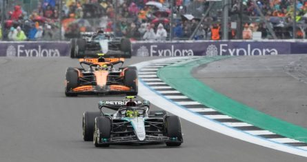 El piloto británico de Mercedes, Lewis Hamilton, maniobra su auto frente al McLaren de Lando Norris en el Gran Premio Británico el domingo 7 de julio del 2024.