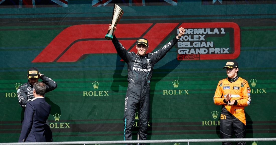 El británico George Russell, de Mercedes, en el primer lugar, celebra con su compañero Lewis Hamilton, segundo, y Oscar Piastri, de McLaren, tercero, en el podio tras el Gran Premio de Bélgica en Spa-Francorchamps el domingo 28 de julio del 2024.