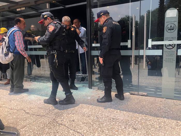 El "portazo" de los militantes del Partido Revolucionario Institucional (PRI) que no tenían acceso al Pepsi Center de la Ciudad de México.