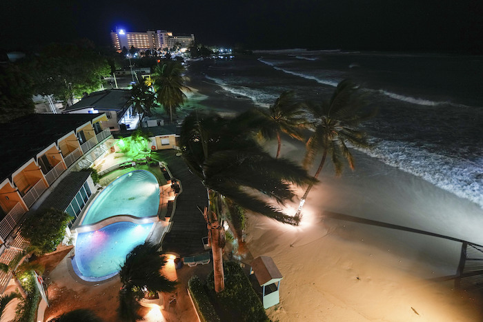 El viento del huracán "Beryl" azota la bahía Carlisle en Bridgetown, Barbados, el lunes 1 de julio de 2024.