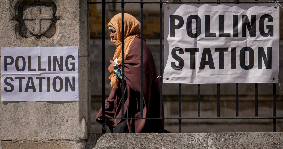 Una mujer sale de una casilla electoral en la catedral de San Jorge, el jueves 4 de julio de 2024, en Londres.