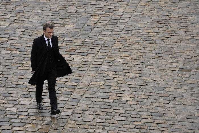 El Presidente de Francia Emmanuel Macron camina después de una ceremonia, el miércoles 7 de febrero de 2024, en París.