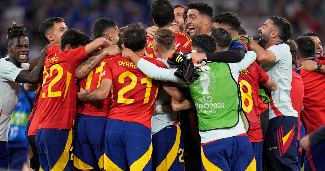 Los jugadores de España celebran al final de un partido de semifinales entre España y Francia en la Eurocopa 2024 en Múnich, Alemania, el martes 9 de julio de 2024.