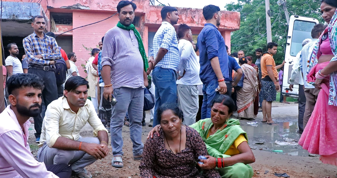 Mujeres lloran junto al cuerpo de un familiar afuera del hospital Sikandrarao en el distrito de Hathras, a unos 350 kilómetros (217 millas) al suroeste de Lucknow, India, el martes 2 de julio de 2024