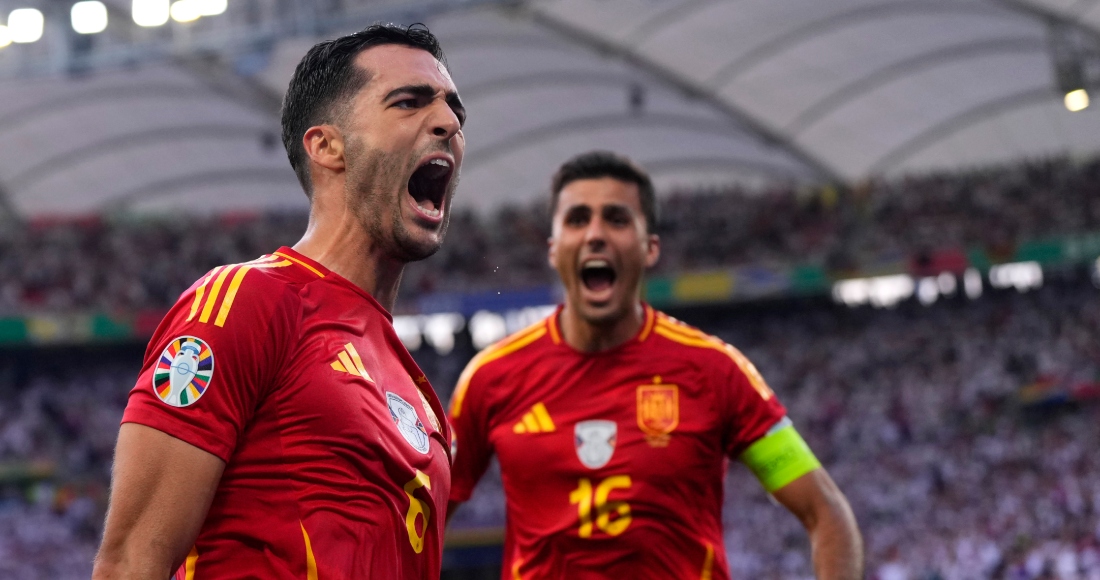 El español Mikel Merino celebra con su compañero Rodri tras anotar el gol de la victoria en el duelo de cuartos de final de la Eurocopa ante Alemania en Stuttgart el viernes 5 de julio del 2024.