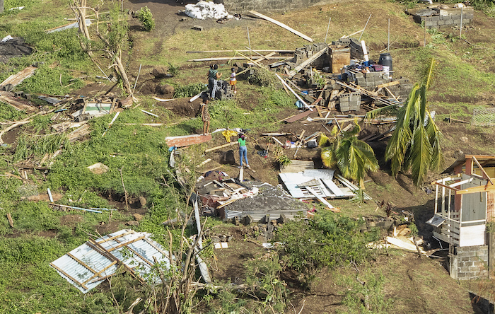 Familiares revisan su vivienda destrozada por el paso del huracán "Beryl", en Ottley Hall, en San Vicente y las Granadinas, el martes 2 de julio de 2024.