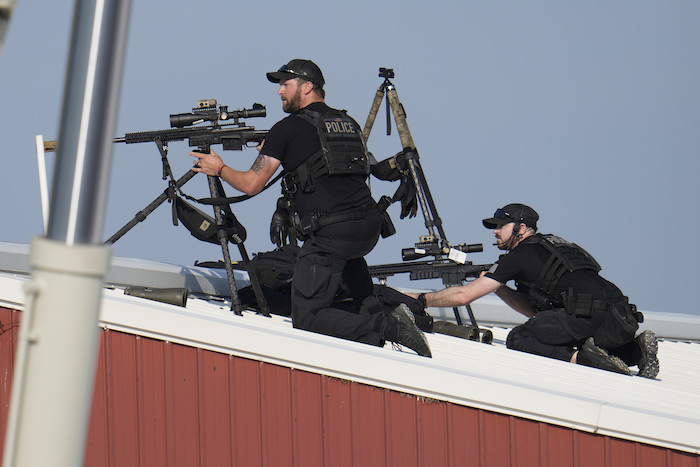 Francotiradores de la policía devuelven el fuego tras disparos durante un mitin del expresidente Donald Trump en Butler, Pensilvania, el sábado 13 de julio de 2024.