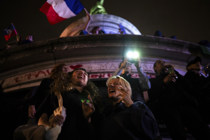 Gente reunida en la Plaza de la República tras la segunda ronda de las elecciones legislativas el domingo 7 de julio de 2024 en París.