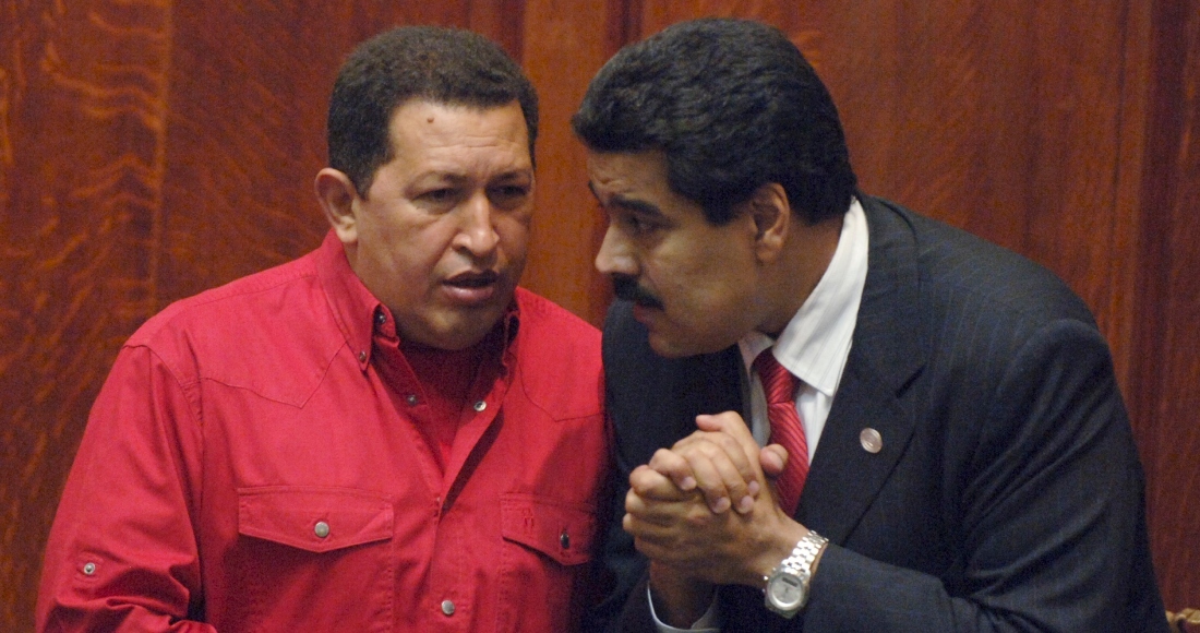 El entonces Presidente de Venezuela, Hugo Chávez, a la izquierda, habla con Nicolás Maduro en Montevideo, Uruguay, el 18 de diciembre de 2007. 