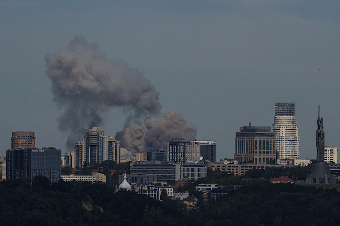 Humo alzándose sobre el cielo de Kiev tras un ataque ruso el lunes 8 de julio de 2024.