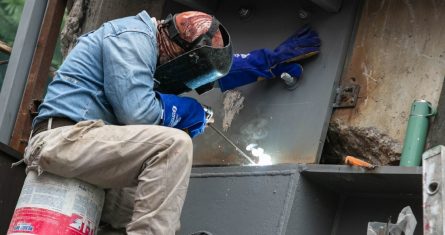 Un soldador trabaja en la fachada de la entrada del Museo Fran Mayer en avenida Juárez.