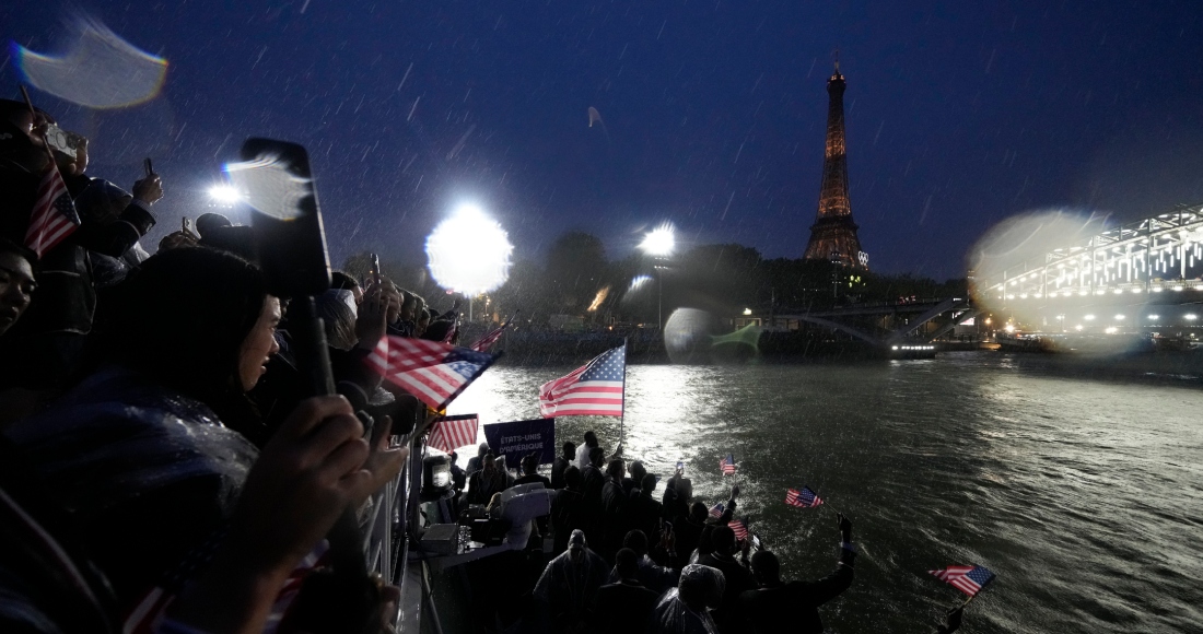 Integrantes del equipo de Estados Unidos navegan el río Sena durante la ceremonia de apertura de los Juegos Olímpicos de París, el viernes 26 de julio de 2024.