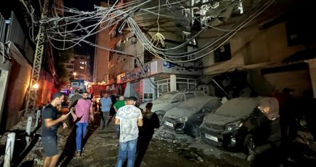 La gente se reúne cerca de un edificio destruido por un ataque aéreo israelí en el sur de Beirut, Líbano, el martes 30 de julio de 2024.