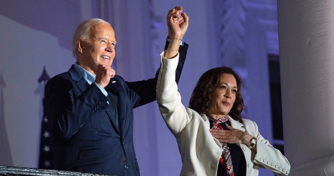 El Presidente estadounidense Joe Biden alza la mano de la Vicepresidenta Kamala Harris tras observar los fuegos artificiales lanzados por el Día de la Independencia desde el balcón de la Casa Blanca, el jueves 4 de julio de 2024, en Washington.