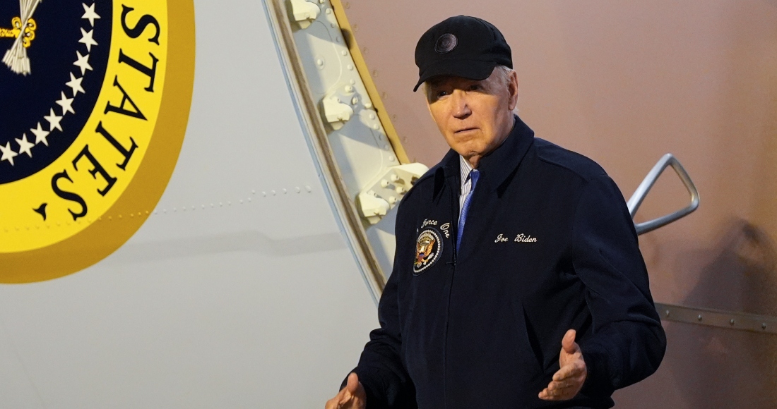 El Presidente Joe Biden baja del Air Force One en la base de la Fuerza Aérea de Dover en Delaware, el miércoles 17 de julio de 2024.