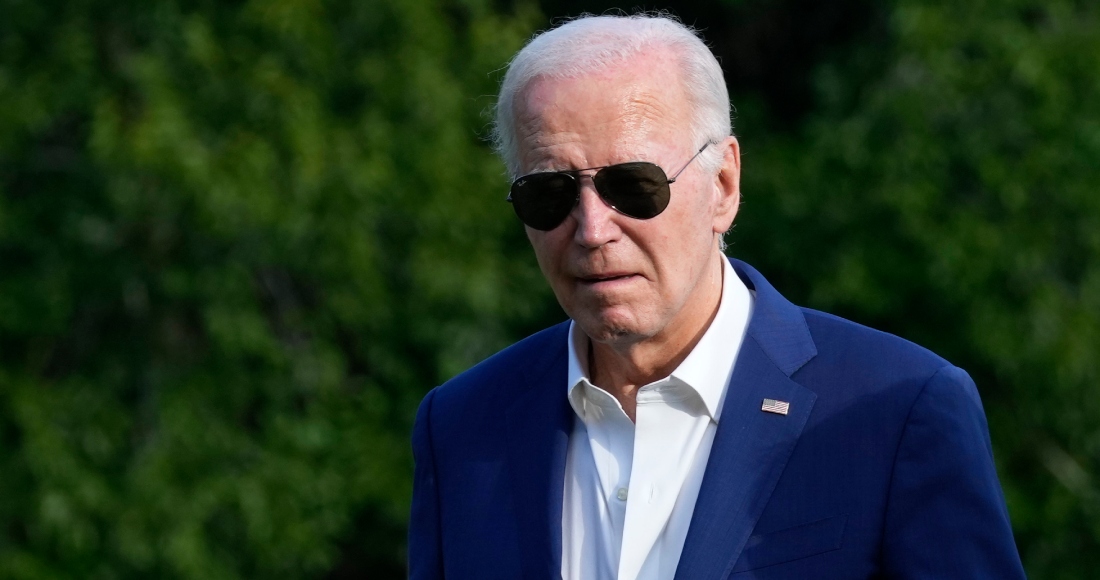 El Presidente Joe Biden camina por el jardín sur de la Casa Blanca en Washington, el domingo 7 de julio de 2024, después de regresar de un viaje a Pensilvania.