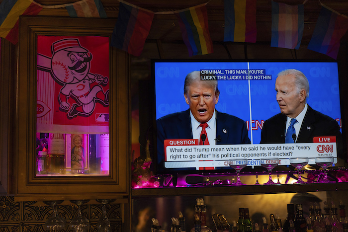 El Presidente Joe Biden (derecha) y el candidato republicano a la Presidencia, el expresidente Donald Trump, en una televisión durante el debate presidencial, el jueves 27 de junio de 2024, en Cincinnati.