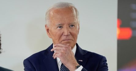 El presidente Joe Biden escucha en una visita al Centro de Operaciones de Emergencia de Washington D.C., el martes 2 de julio de 2024, en Washington.