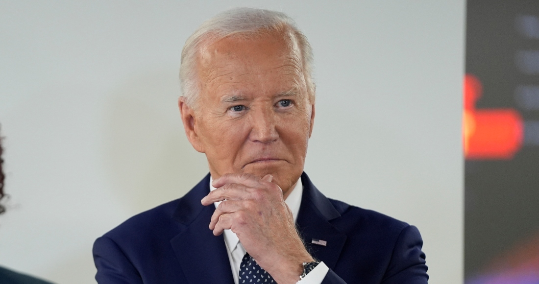 El presidente Joe Biden escucha en una visita al Centro de Operaciones de Emergencia de Washington D.C., el martes 2 de julio de 2024, en Washington.