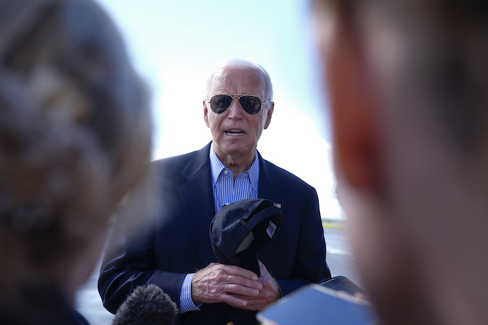 El Presidente Joe Biden habla con reporteros en la pista del Aeropuerto Regional del condado de Dane, en Madison, Wisconsin, después de una visita de campaña, el viernes 5 de julio de 2024.