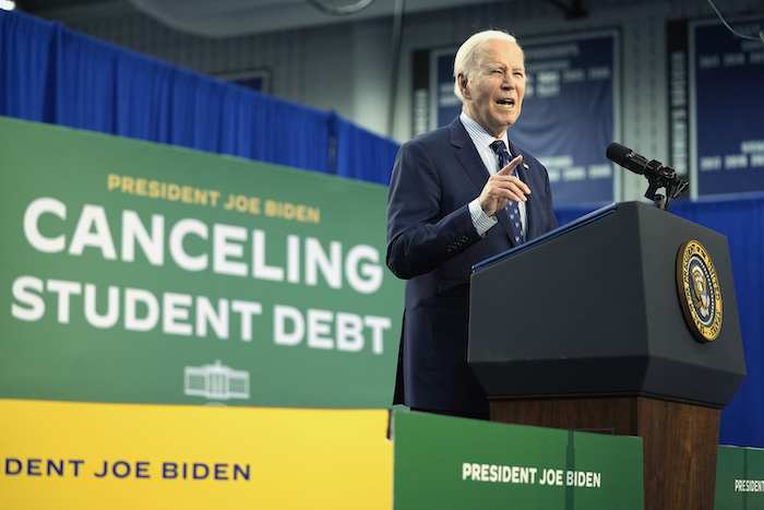 El Presidente Joe Biden habla sobre los préstamos estudiantiles, el 8 de abril de 2024, en Madison, Wisconsin.