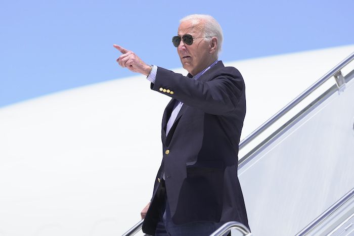 El Presidente Joe Biden llega al Aeropuerto Regional del Condado Dane a bordo del Air Force One para asistir a un mitin de campaña el viernes 5 de julio de 2024, en Madison, Wisconsin.