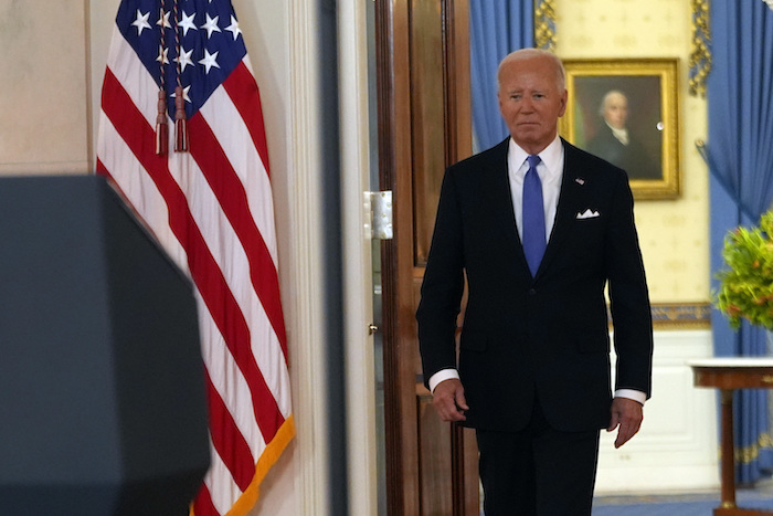 El Presidente Joe Biden llega para hablar en el Cross Hall de la Casa Blanca, el lunes 1 de julio de 2024, en Washington.