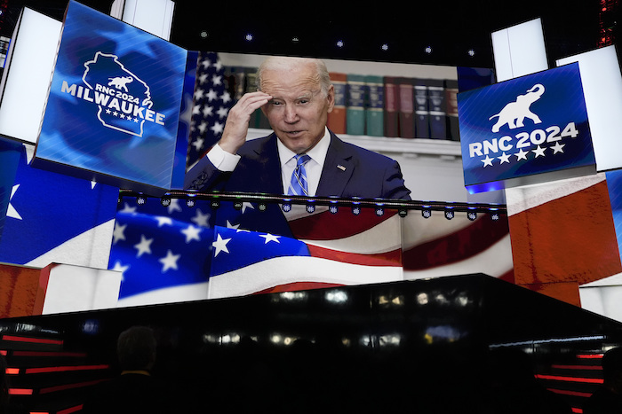 Una imagen del Presidente Joe Biden se proyecta en una pantalla, en la última noche dela Convención Nacional Republicana de 2024 en el Fiserv Forum, el jueves 18 de julio de 2024, en Milwaukee.