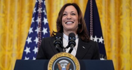 La Vicepresidenta estadounidense Kamala Harris habla en la Sala Este de la Casa Blanca, el 18 de marzo de 2024, en Washington.