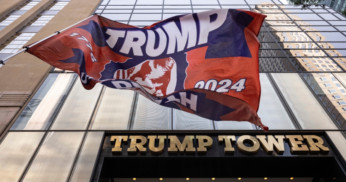 La bandera de Trump 2024 se iza fuera de la Torre Trump, el domingo 14 de julio de 2024, en Nueva York.